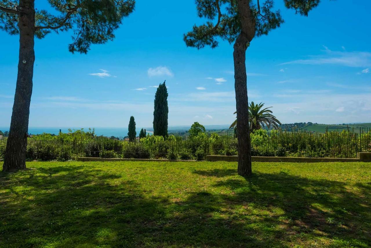 Tra Gli Alberi E Il Mare Panzió Sirolo Kültér fotó